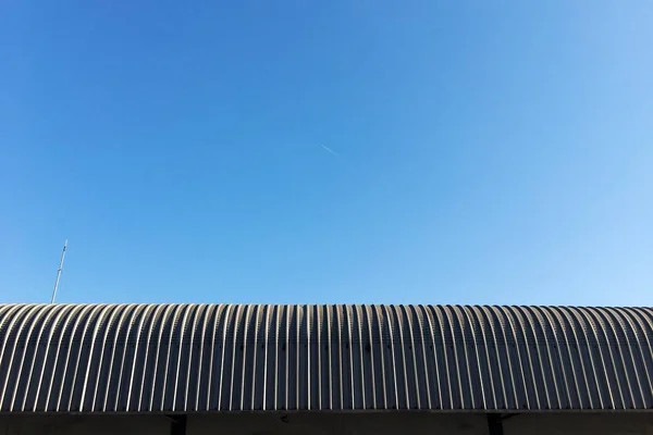 澄んだ空の背景の家の屋根 — ストック写真