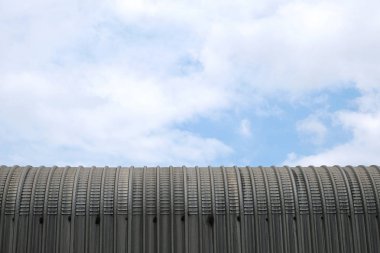 Mavi gökyüzü arka planlı çatı deseni 