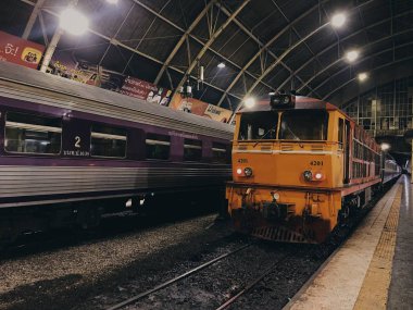 İstasyonda tren, kalkış saatini bekleyin