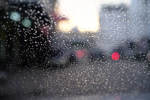 雨の中でガラスの上を流れる水滴 — ストック写真