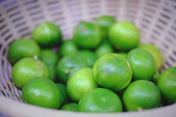 Citrons Verts Frais Dans Panier — Photo