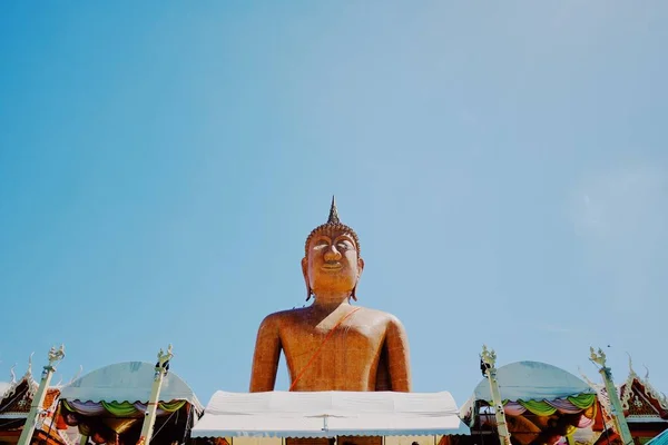 Элегантность Статуи Будды Находится Тайском Храме — стоковое фото