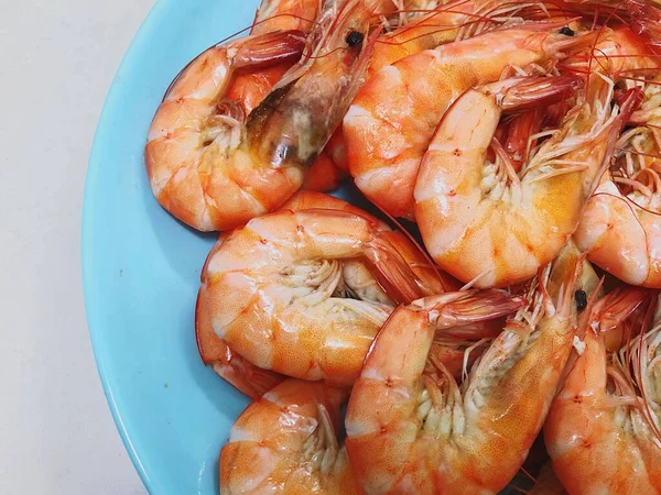 Delicious Boiled Shrimp Put Blue Plate — Stock Photo, Image