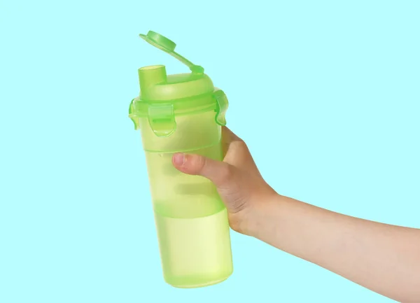 Barnets Hand Med Flaska Vatten Isolerad Blå — Stockfoto