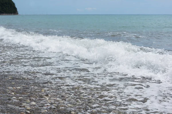 La ola rueda en la costa rocosa . — Foto de Stock