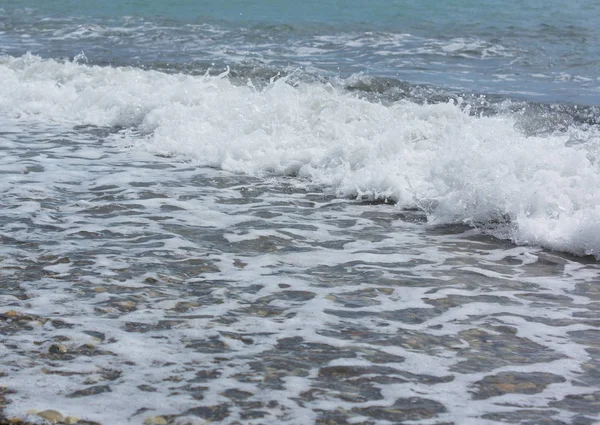 A onda rola na costa rochosa . — Fotografia de Stock