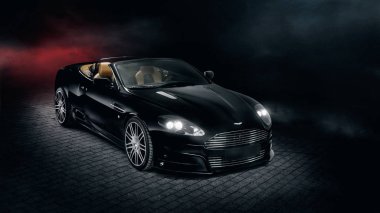 Mansory Aston Martin Db9 Volante karanlık bir arka plan üzerinde