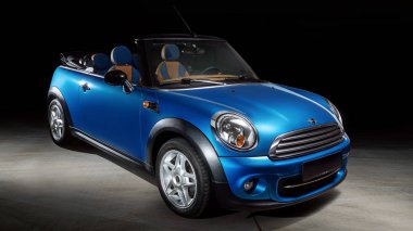 Mini Cooper Cabrio karanlık bir arka plan üzerinde