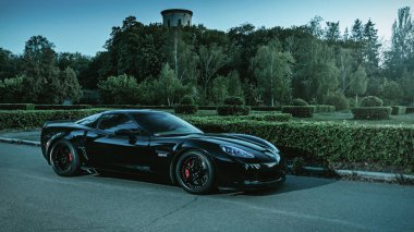 Bir alacakaranlık siyah Chevrolet Corvette