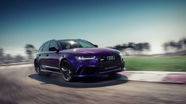 Audi Rs6 bir yarış pistinde