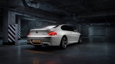 Bmw M6 bir otoparkta