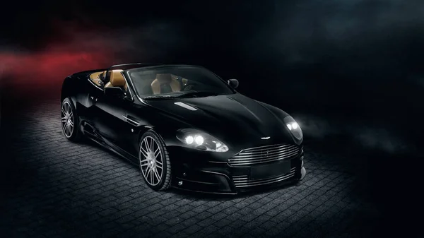 Mansory Aston Martin Db9 Volante Karanlık Bir Arka Plan Üzerinde — Stok fotoğraf