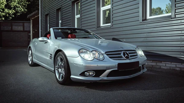 Mercedes Benz Sl500 Bir Şehirde — Stok fotoğraf