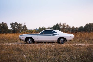 '72 Dodge Challenger gün batımında