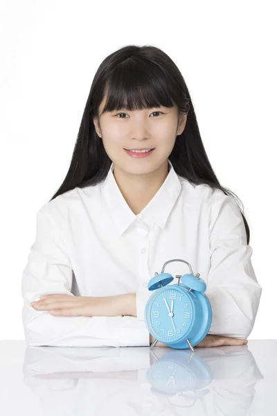 Hermosa Mujer Asiática Sentada Escritorio Sonriendo Con Reloj Despertador Azul — Foto de Stock