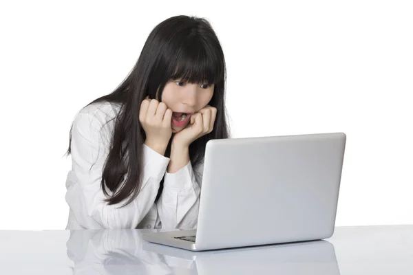 Schöne Asiatische Frau Sitzt Schreibtisch Sehr Gestresst Isoliert Auf Weißem — Stockfoto