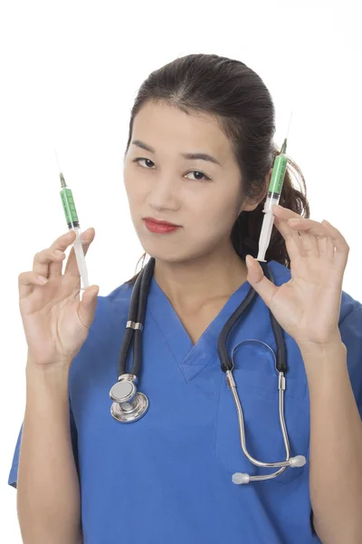Médico Enfermera Asiática Malvada Sosteniendo Una Jeringa Llena Medicamento Verde —  Fotos de Stock