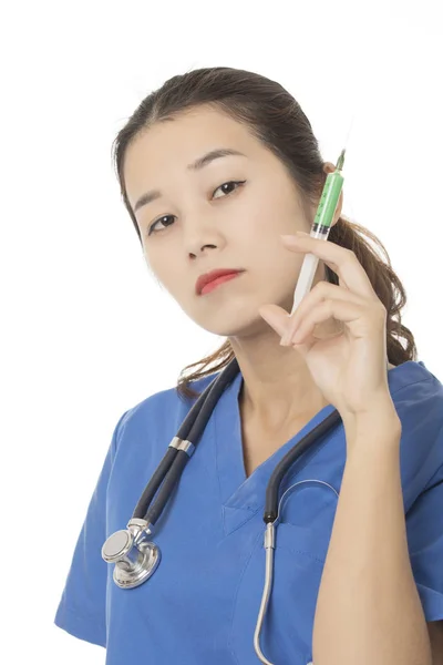 Zła Azjatycki Lekarz Lub Pielęgniarka Trzymając Strzykawkę Wypełnione Zielony Leki — Zdjęcie stockowe