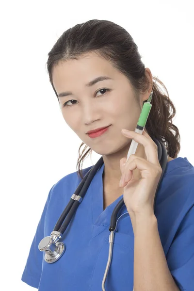 Böser Asiatischer Arzt Oder Krankenschwester Mit Einer Spritze Gefüllt Mit — Stockfoto