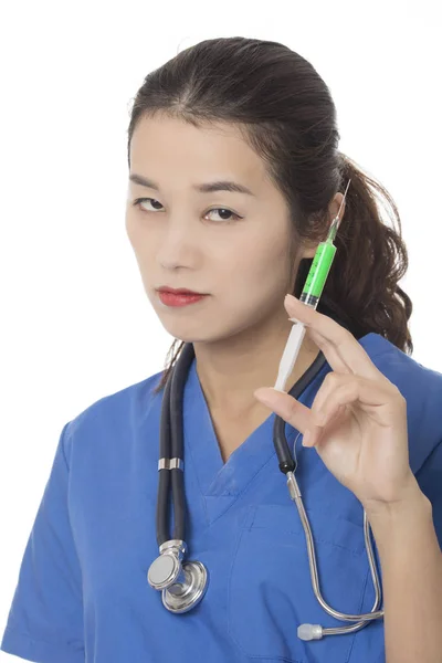 Злой Азиатский Врач Медсестра Держащая Шприц Наполненный Зелеными Лекарствами Изолированы — стоковое фото