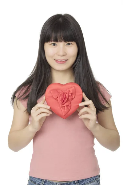Mulher Asiática Desfrutando Presente Especial Uma Caixa Chocolates Coração Vermelho — Fotografia de Stock