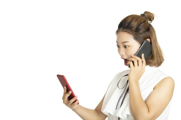 Hermosa Mujer Americana China Hablando Dos Teléfonos Inteligentes Mismo Tiempo —  Fotos de Stock