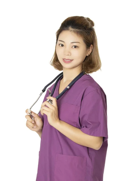 Όμορφη Ασιατική Αμερικανική Γιατρό Νοσοκόμα Φοράει Μωβ Τρίβει Και Ποζάρει — Φωτογραφία Αρχείου