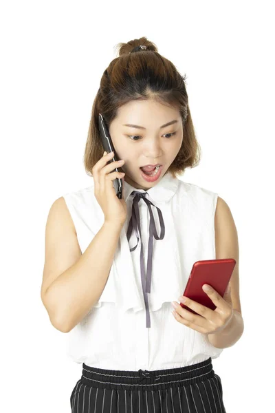 Hermosa Mujer Americana China Hablando Dos Teléfonos Inteligentes Mismo Tiempo — Foto de Stock