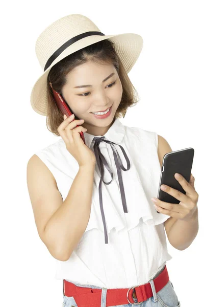 Красивая Китайская Американка Разговаривает Двух Смартфонах Время Изолированы Белом Фоне — стоковое фото