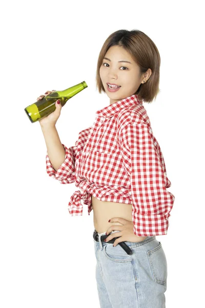 白地に隔離されたビールを持っている美しい中国系アメリカ人女性 — ストック写真