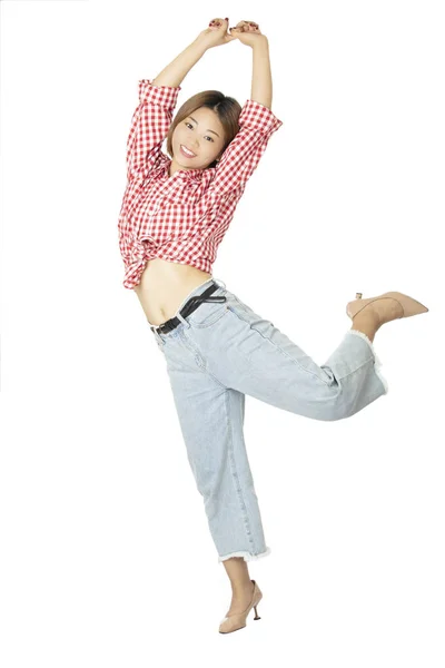 美丽的华裔美国妇女穿着休闲服装跳跃孤立的白色背景 — 图库照片