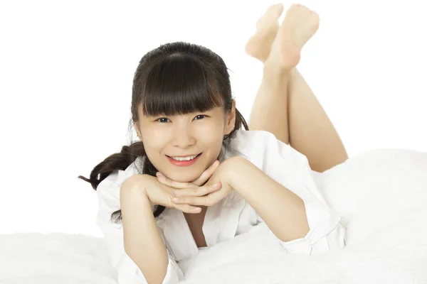 Mooi Sexy Chinese Vrouw Liggend Bed Dragen Een Wit Overhemd — Stockfoto