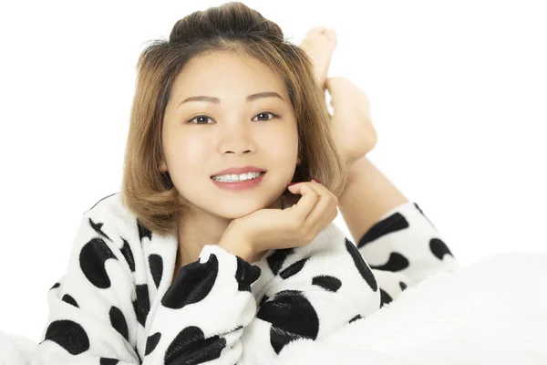 Vacker Och Sexig Kinesisk Kvinna Sängen Klädd Pyjamas Isolerad Vit — Stockfoto