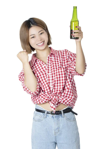 Beaufiful Chinês Americano Mulher Segurando Uma Garrafa Cerveja Isolada Fundo — Fotografia de Stock