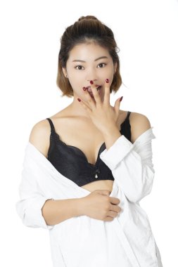 Beyaz bir gömlek ve bir çift siyah külot ve sutyen beyaz bir arka plan üzerinde izole poz güzel Çinli kadın.