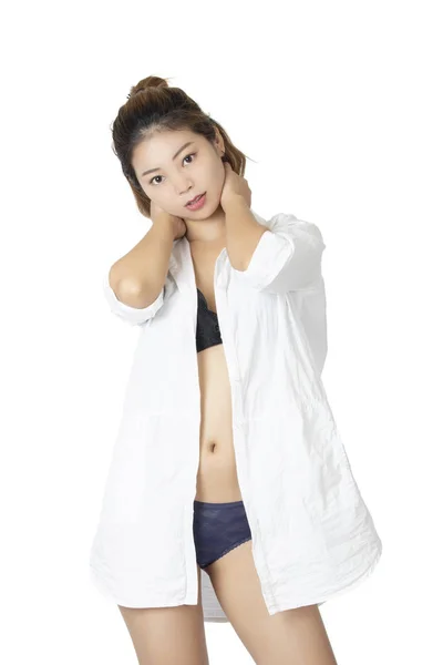 Mooie Chinese Vrouw Poseren Een Wit Overhemd Een Paar Zwarte — Stockfoto