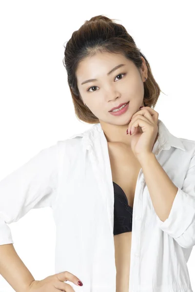 Mooie Chinese Vrouw Poseren Een Wit Overhemd Een Paar Zwarte — Stockfoto