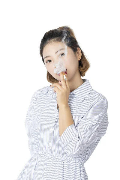 Linda Mulher Chinesa Americana Vestindo Vestido Fumando Cigarro Isolado Fundo — Fotografia de Stock