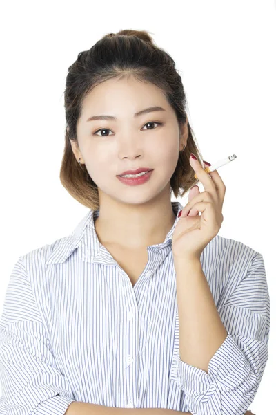 美しい中国のアメリカ人女性のドレスを着て 白い背景に分離されたタバコを吸って — ストック写真