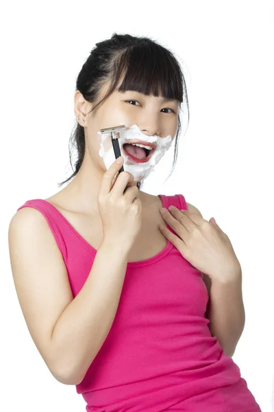 Mujer China Que Intenta Afeitarse Aislada Sobre Fondo Blanco — Foto de Stock