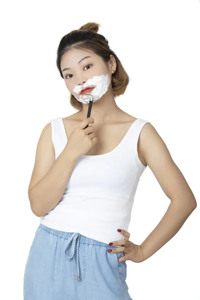 中国妇女 Pretenting 在白色背景下被隔离剃须 — 图库照片