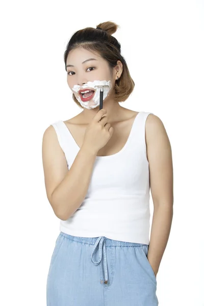 Mujer China Que Intenta Afeitarse Aislada Sobre Fondo Blanco —  Fotos de Stock