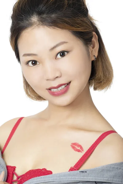 Mooie Chinese Vrouw Een Rode Lippenstift Kus Haar Borst Geïsoleerd — Stockfoto