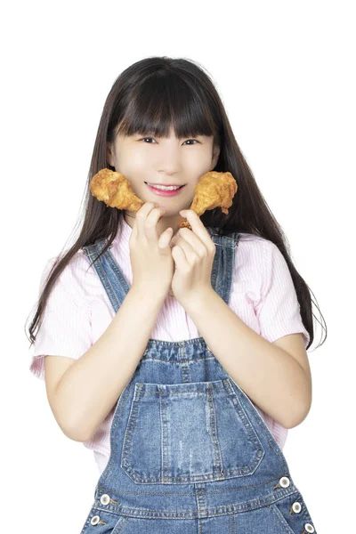 Schöne Chinesisch Amerikanische Frau Isst Ein Gebratenes Huhn Drumstick Isoliert — Stockfoto