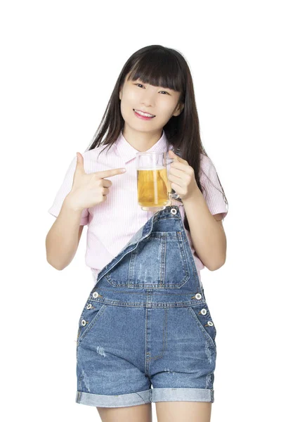 風光明媚な中国のアメリカ人女性は 白い背景で隔離のビールのマグカップを保持 — ストック写真