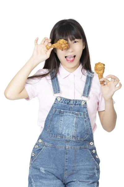 Linda Mulher Chinesa Americana Comendo Uma Baqueta Frango Frito Isolado — Fotografia de Stock