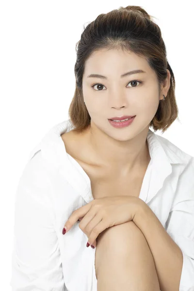 美丽和性感的中国妇女穿着白色衬衫和内裤隔离在白色背景 — 图库照片