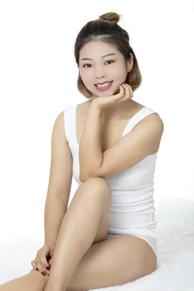 美丽和性感的中国妇女穿着白色衬衫和内裤隔离在白色背景 — 图库照片