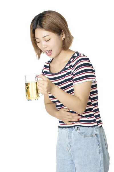 Hermosa Mujer China Americana Sosteniendo Una Taza Cerveza Aislada Sobre — Foto de Stock