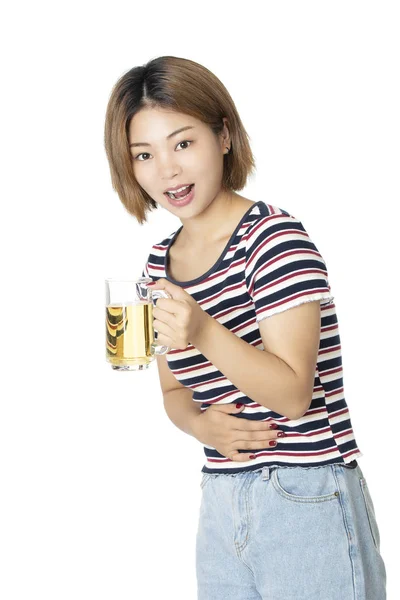 Beaufiful Chinese Amerikaanse Vrouw Met Een Mok Bier Geïsoleerd Witte — Stockfoto